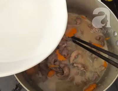 Sau đó bạn cho khoảng một bát tô nước vào nồi xào tim cật đun nhỏ lửa cho sôi. Trong quá trình đun nước sốt, bạn dùng muỗng để hớt bọt và váng đen. Nêm nếm thêm gia vị để vừa ăn.