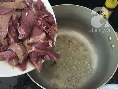 Phi thơm hành khô, cho tim cật đã ướp vào xào chín. Phi thơm hành khô, cho tim cật đã ướp vào xào chín.