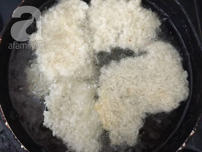 Bắc chảo lên bếp, cho dầu ăn vào chảo. Bạn định lượng mức dầu ăn sao cho khi chiên cơm cháy phải ngập dầu. Khi dầu nóng già thì bắt đầu cho cơm cháy vào chiên. Một mẹo nhỏ cho bạn là cơm cháy càng được cán mỏng và khô thì độ phồng càng lớn. Bắc chảo lên bếp, cho dầu ăn vào chảo. Bạn định lượng mức dầu ăn sao cho khi chiên cơm cháy phải ngập dầu. Khi dầu nóng già thì bắt đầu cho cơm cháy vào chiên. Một mẹo nhỏ cho bạn là cơm cháy càng được cán mỏng và khô thì độ phồng càng lớn.