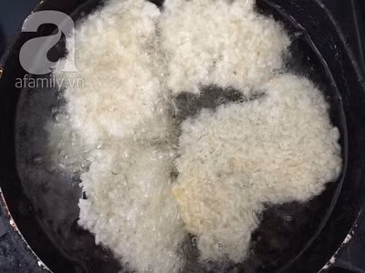 Bắc chảo lên bếp, cho dầu ăn vào chảo. Bạn định lượng mức dầu ăn sao cho khi chiên cơm cháy phải ngập dầu. Khi dầu nóng già thì bắt đầu cho cơm cháy vào chiên. Một mẹo nhỏ cho bạn là cơm cháy càng được cán mỏng và khô thì độ phồng càng lớn.