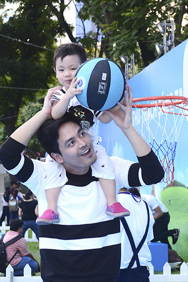 Phan Anh khuyến khích con siêng năng vận động thay vì "dán mắt" vào điện thoại, máy tính bảng. DSC-7849-JPG-3558-1429697022.jpg