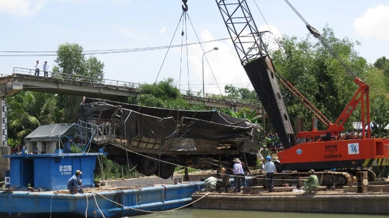 Trục vớt thành công chiếc xe tải bị rơi xuống kênh