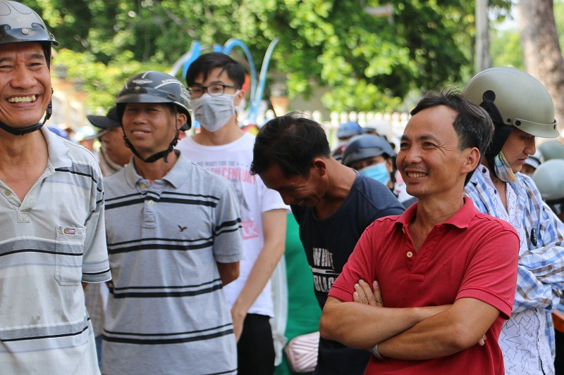 Phụ huynh vui mừng khi con làm được bài Phụ huynh vui mừng khi con làm được bài