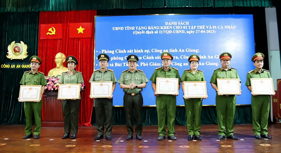 Đại tá Lâm Phước Nguyên, Giám đốc Công an tỉnh An Giang trao Bằng khen cho tập thể, cá nhân có thành tích xuất sắc. (Ảnh: Tiến Tầm)