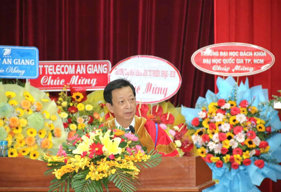 PGS.TS Võ Văn Thắng - Hiệu trưởng Trường ĐH An Giang phát biểu tại buổi lễ. PGS.TS Võ Văn Thắng - Hiệu trưởng Trường ĐH An Giang phát biểu tại buổi lễ.