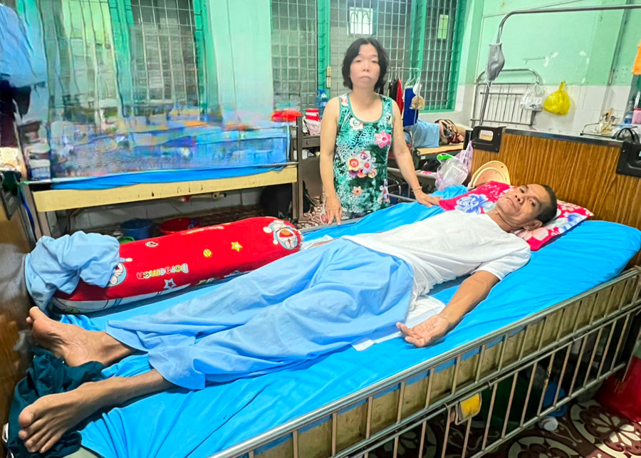 Thầy giáo Phong đang điều trị tại Bệnh viện Phục hồi chức năng Đồng Tháp. Thầy giáo Phong đang điều trị tại Bệnh viện Phục hồi chức năng Đồng Tháp.