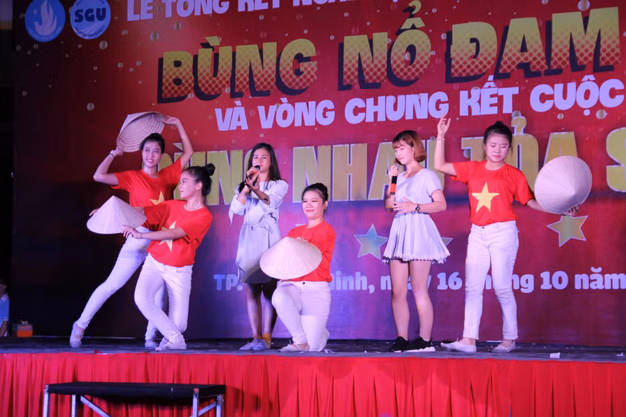 Sinh viên biểu diễn tiết mục trong đêm thi Cùng nhau tỏa sáng