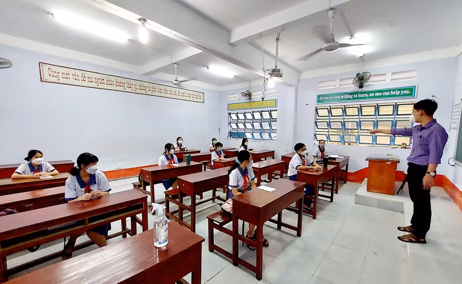 HS cấp THCS tỉnh Sóc Trăng trở lại trường học trực tiếp sau gần 4 tháng học trực tuyến.