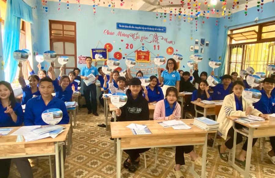 Học sinh lớp 12 Trường Phổ thông dân tộc nội trú Nam Trà My tham gia tư vấn tuyển sinh và hướng nghiệp.