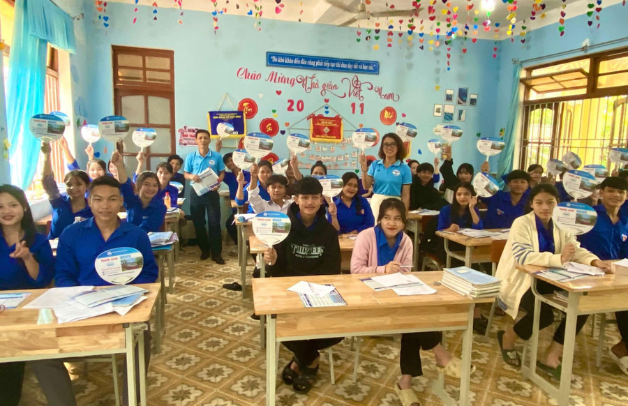 Học sinh lớp 12 Trường Phổ thông dân tộc nội trú Nam Trà My tham gia tư vấn tuyển sinh và hướng nghiệp. Học sinh lớp 12 Trường Phổ thông dân tộc nội trú Nam Trà My tham gia tư vấn tuyển sinh và hướng nghiệp.