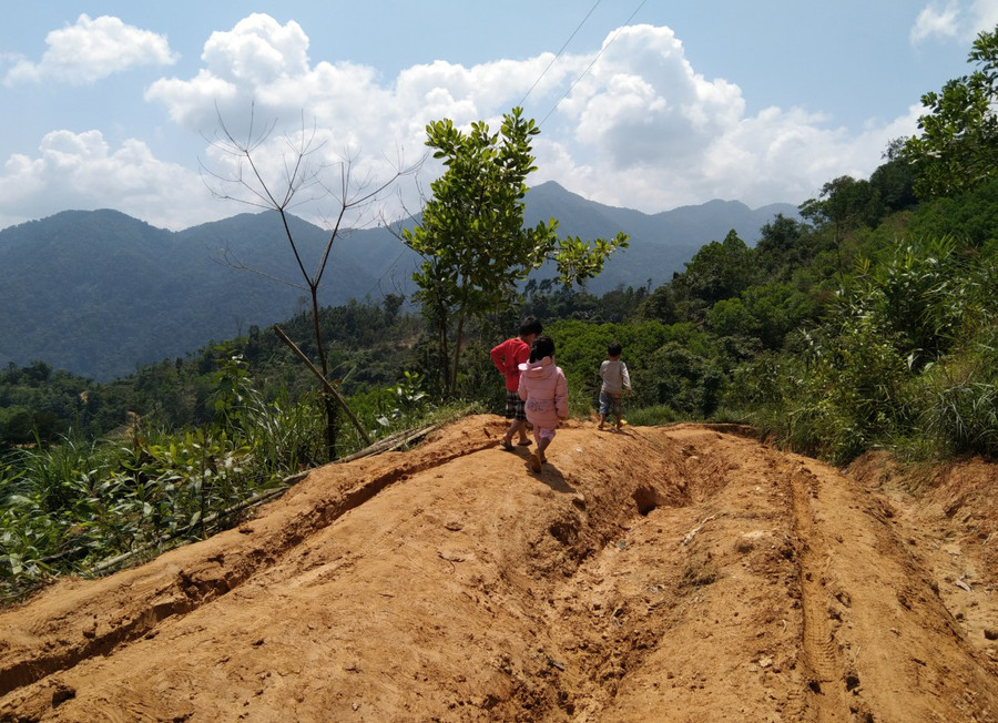 Đoạn đường đến điểm Trường Mầm non Trà Ôi gập ghềnh, chênh vênh.