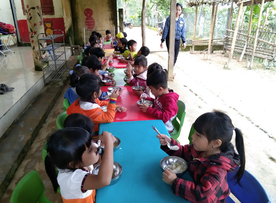 Bữa ăn cho nhóm trẻ ở Trà Ôi còn nhiều thiếu thốn.