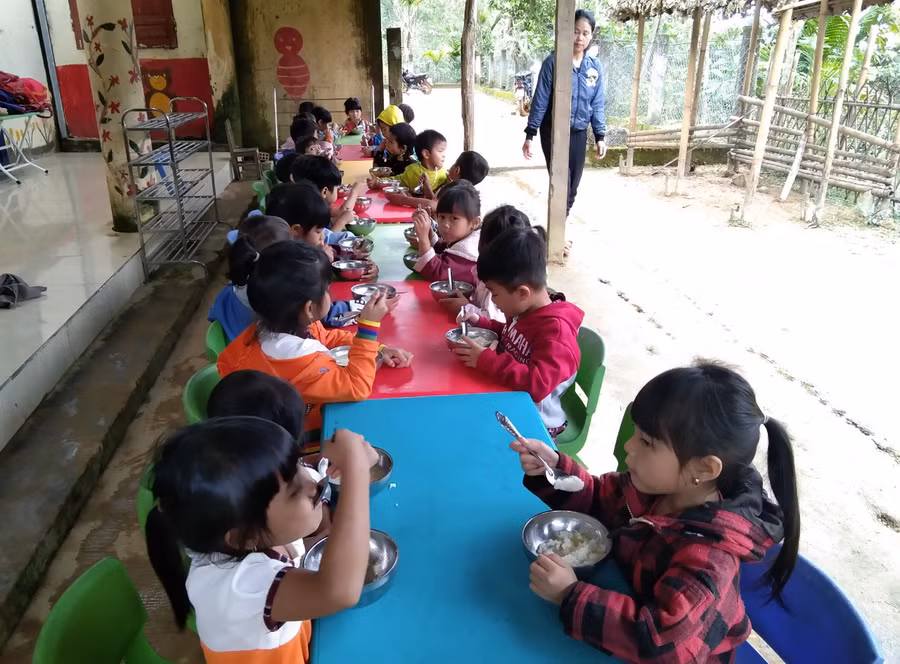 Bữa ăn cho nhóm trẻ ở Trà Ôi còn nhiều thiếu thốn.
