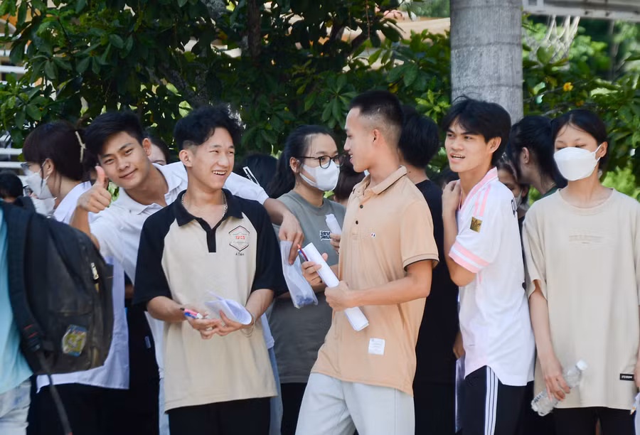 Thí sinh Điện Biên sau môn thi Ngoại ngữ Kỳ thi tốt nghiệp THPT 2023. Ảnh: Hà Linh