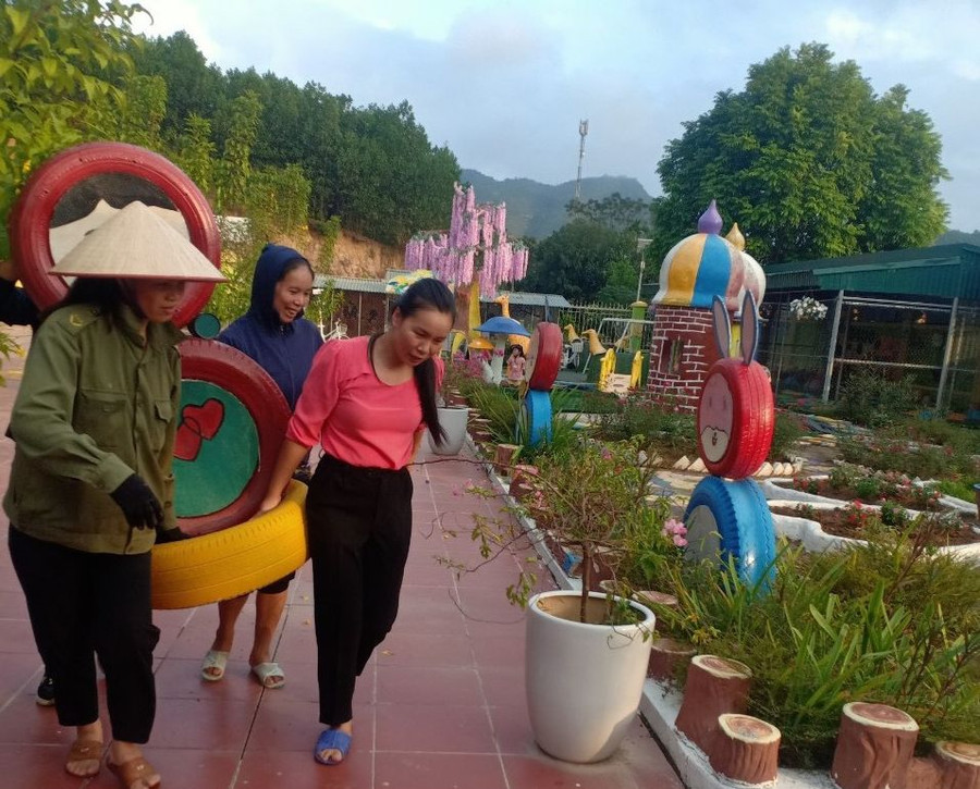 Các cô giáo tận dụng lốp xe hỏng làm đồ chơi cho trẻ điểm trường Khe Lọng (Ba Chẽ - Quảng Ninh).