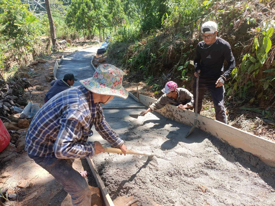 Con đường bê tông vào làng Tu Nương dần dần hình thành với sự vận động kinh phí của cô giáo Trà Thị Thu và sự góp sức của bà con.