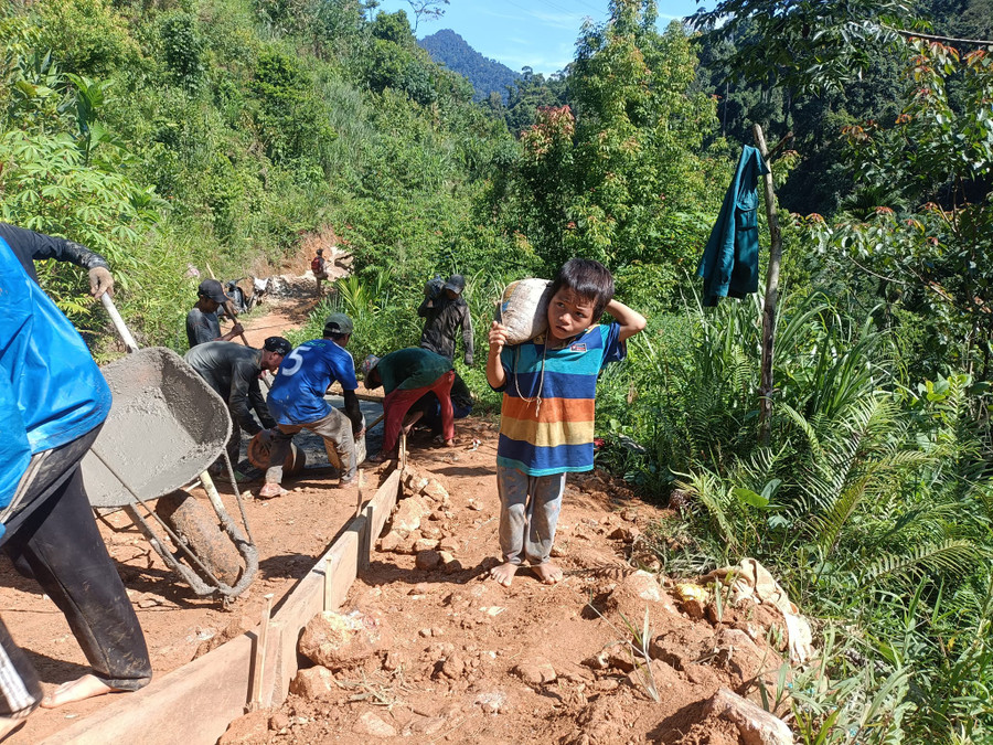 Trẻ em làng Tu Nương cùng tham gia vận chuyển vật liệu làm đường.