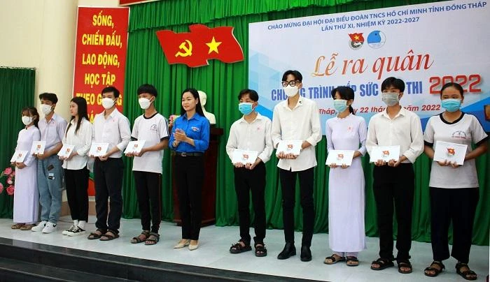 Trao tặng học bổng cho thí sinh có hoàn cảnh khó khăn.