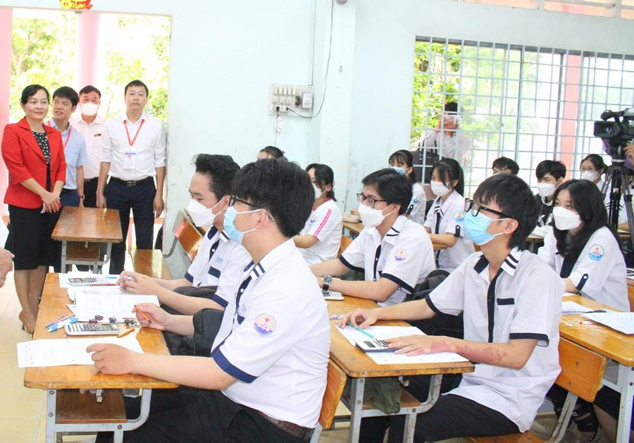 Đoàn công tác của Sở GD&ĐT tỉnh Vĩnh Long kiểm tra công tác ôn thi tại Trường THPT Vĩnh Long. Đoàn công tác của Sở GD&ĐT tỉnh Vĩnh Long kiểm tra công tác ôn thi tại Trường THPT Vĩnh Long.