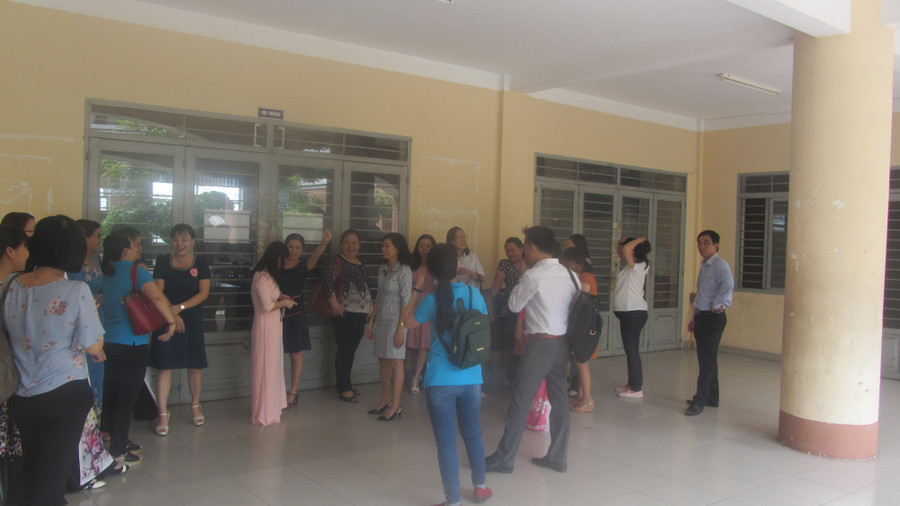 Giáo viên nhà trường tập trung đông ở phòng họp ngày 11/5