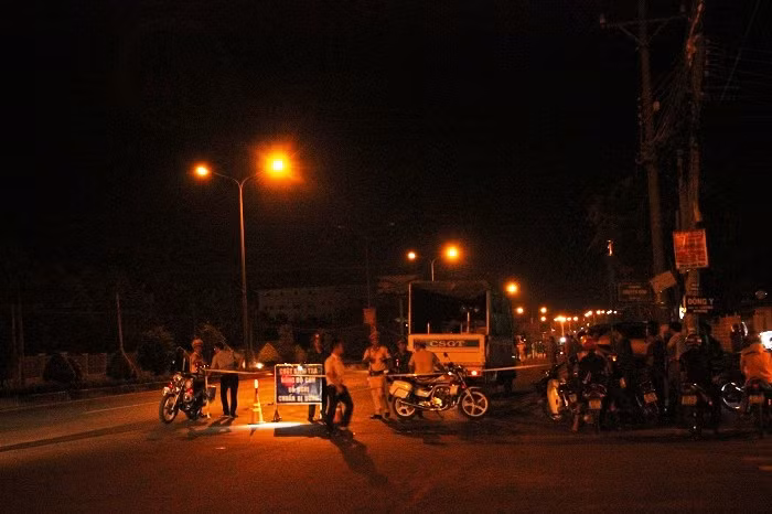 Cảnh sát phong tỏa hiện trường vụ tai nạn