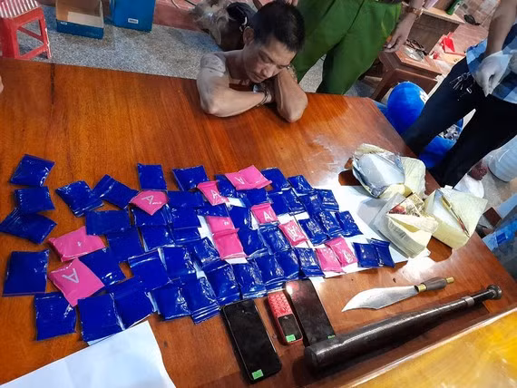 Đối tượng Rắc và tang vật của vụ án tại cơ quan điều tra.