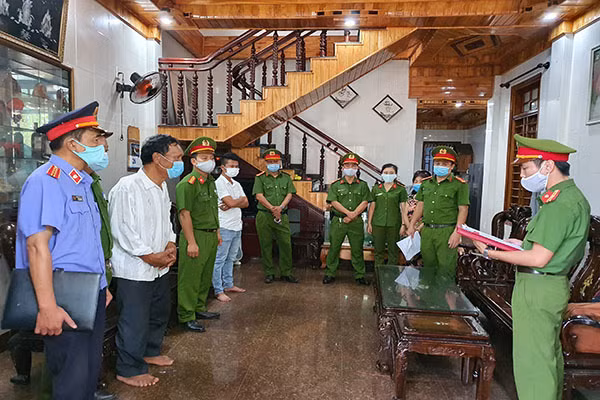 Cơ quan chức năng đọc lệnh bắt tạm giam các đối tượng.