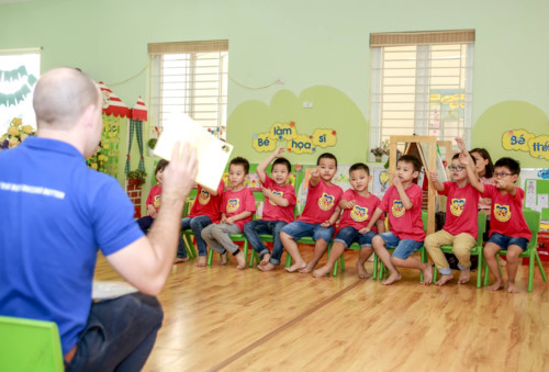 Nhiều người giơ tay quá, thầy gọi ai trả lời bây giờ nhỉ? Nhiều người giơ tay quá, thầy gọi ai trả lời bây giờ nhỉ?