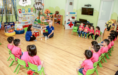 Trẻ cần được tháo gỡ được những bỡ ngỡ ban đầu để thoải mái hòa mình vào đám đông, từ đó quá trình tiếp cận tiếng Anh mới đạt hiệu quả tốt Trẻ cần được tháo gỡ được những bỡ ngỡ ban đầu để thoải mái hòa mình vào đám đông, từ đó quá trình tiếp cận tiếng Anh mới đạt hiệu quả tốt