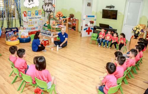 Trẻ cần được tháo gỡ được những bỡ ngỡ ban đầu để thoải mái hòa mình vào đám đông, từ đó quá trình tiếp cận tiếng Anh mới đạt hiệu quả tốt Trẻ cần được tháo gỡ được những bỡ ngỡ ban đầu để thoải mái hòa mình vào đám đông, từ đó quá trình tiếp cận tiếng Anh mới đạt hiệu quả tốt