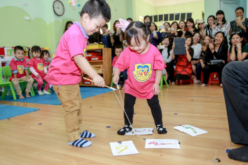 Niềm vui trên lớp khiến trẻ yêu thích học tiếng Anh Niềm vui trên lớp khiến trẻ yêu thích học tiếng Anh