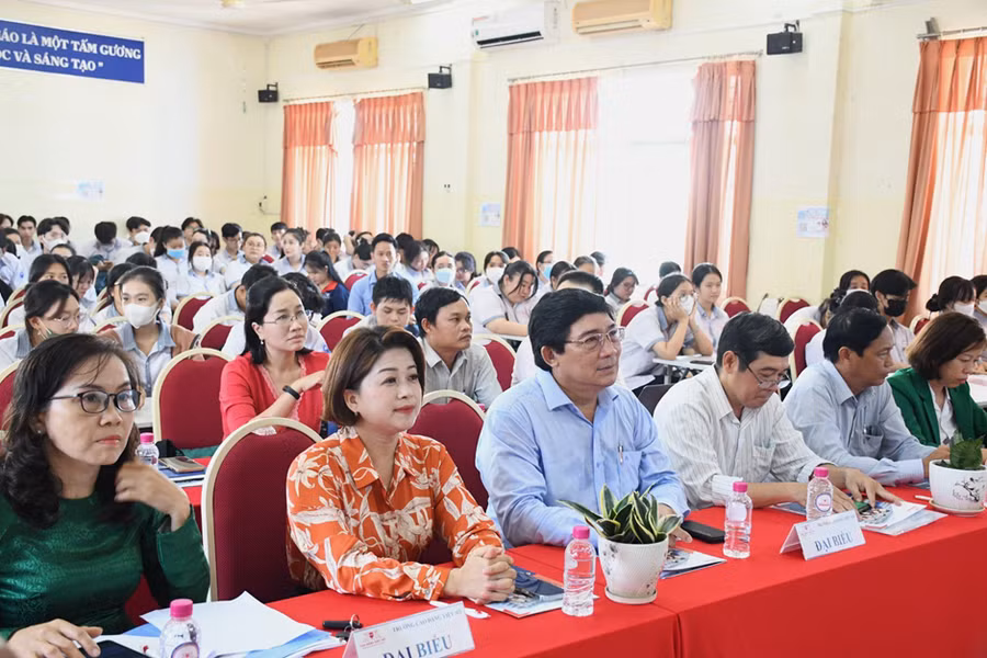 Đại biểu tham gia Ngày hội tư vấn hướng nghiệp.