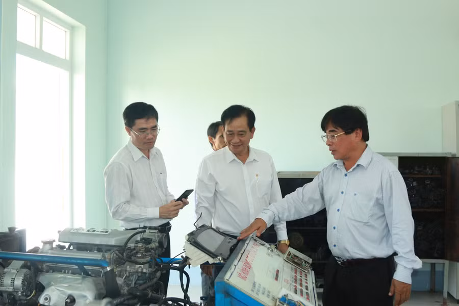 TS Nguyễn Tuấn Khanh, Hiệu trưởng Trường ĐH Kiên Giang và PGS.TS Đỗ Văn Dũng, nguyên Hiệu trưởng Trường ĐH Sư phạm Kỹ thuật TPHCM tại phòng thực hành kỹ thuật công nghệ.