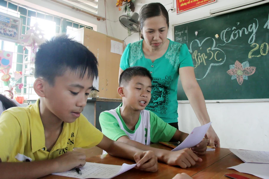 Cô và trò Trường Tiểu học Lê Ngọc Hân (TP Lào Cai) trong giờ học. Ảnh: TG