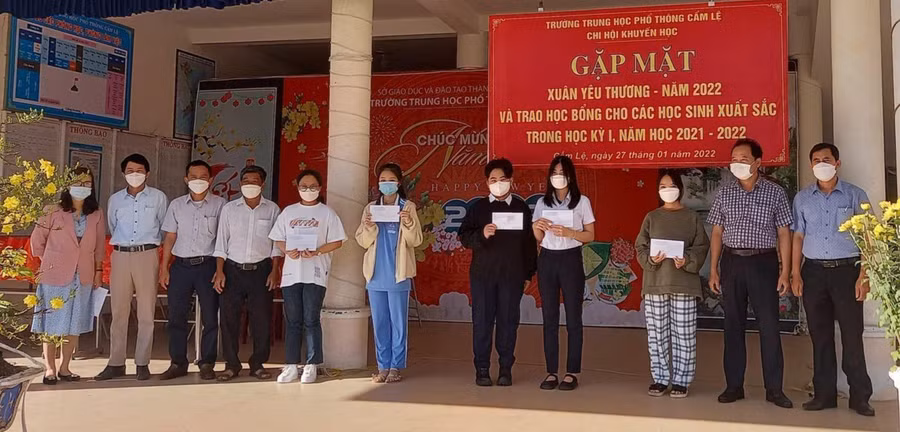 Gặp mặt trao học bổng Xuân yêu thương cho các em học sinh có hoàn cảnh khó khăn.