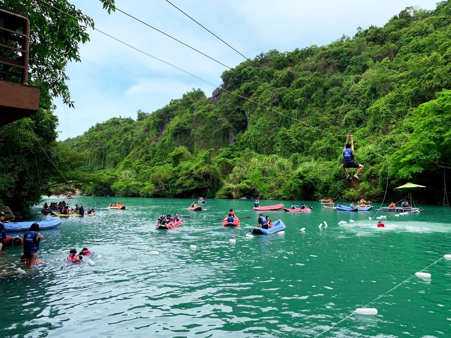 Khu du lịch sông Chày – hang Tối (Vườn Quốc gia Phong Nha – Kẻ Bàng) luôn đông nghịt du khách mỗi mùa cao điểm. Khu du lịch sông Chày – hang Tối (Vườn Quốc gia Phong Nha – Kẻ Bàng) luôn đông nghịt du khách mỗi mùa cao điểm.