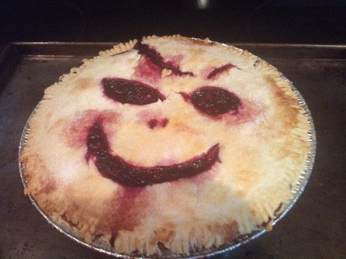 Cố vẽ một nụ cười.