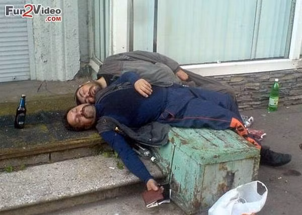 Những tư thế ngủ của người say rượu ảnh 22