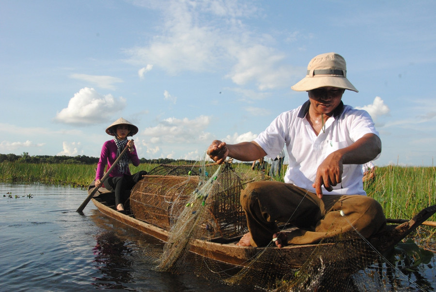 Ngồi trên xuồng, du khách sẽ được tự tay làm những công việc của cư dân vùng lũ