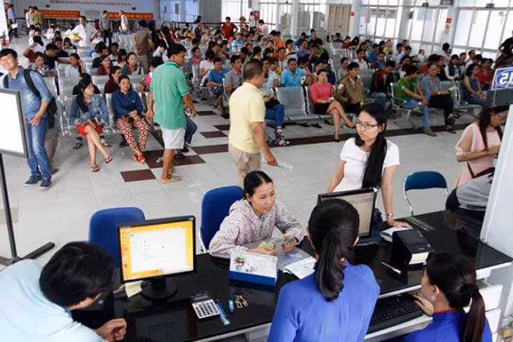 Người dân mua vé tàu tết tại ga Sài Gòn. Ảnh: TTO