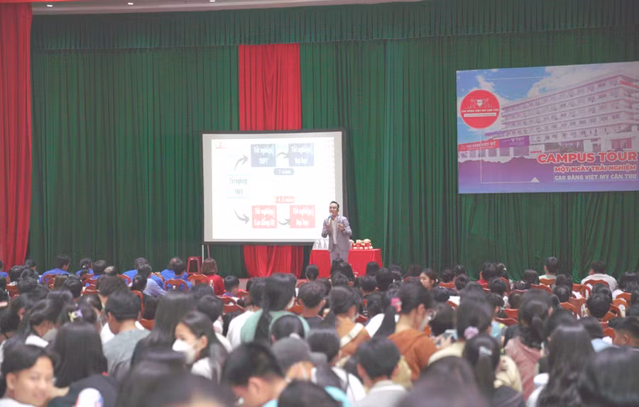 Workshop: “Thành tựu tuổi 19 - Hướng đi khác biệt tại Cao đẳng Việt Mỹ Cần Thơ”.