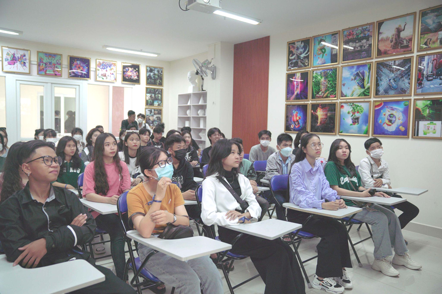 Hoạt động tìm hiểu về ngành Thiết kế đồ họa trong ngày hội.