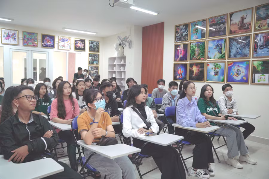 Hoạt động tìm hiểu về ngành Thiết kế đồ họa trong ngày hội.