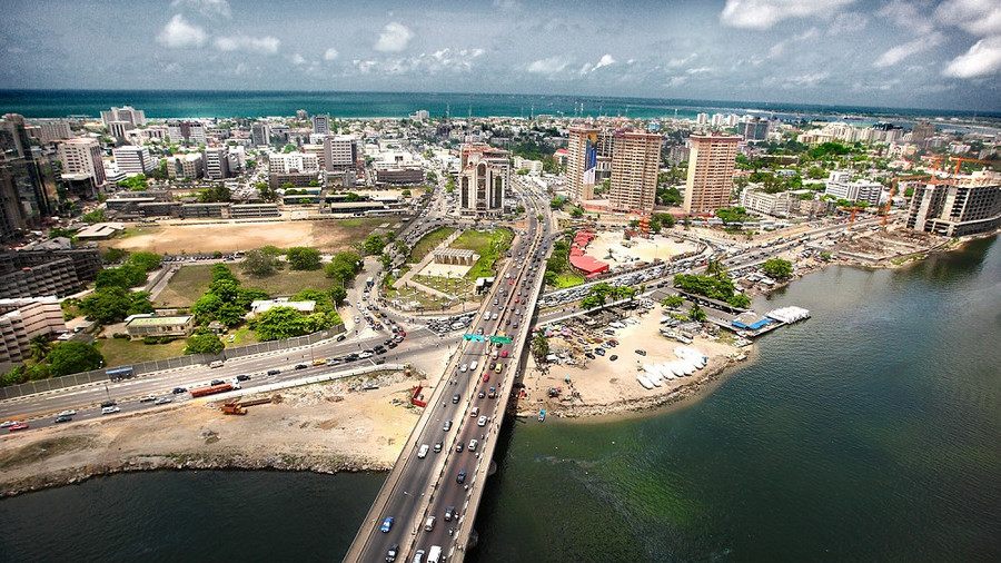 Lagos, Nigeria: Thành phố lớn nhất Nigeria trải rộng từ vịnh Guinea tới phá Lagos. Đảo Victoria, trung tâm kinh tế của thủ phủ này, nổi tiếng với các khu nghỉ dưỡng, cửa hàng và cuộc sống sôi động về đêm. Tuy nhiên, các khu vực khác thiếu đèn đường khi trời tối, cùng những tên móc túi hoạt động theo từng địa bàn khiến du khách cần thận trọng khi tới Lagos. Bạn nên để máy ảnh ở nhà và không đem nhiều tiền trong người. Việc chụp ảnh ở đây cũng bị coi là bất lịch sự và có thể khiến bạn gặp rắc rối. Ảnh: Aktiptravel. Lagos, Nigeria: Thành phố lớn nhất Nigeria trải rộng từ vịnh Guinea tới phá Lagos. Đảo Victoria, trung tâm kinh tế của thủ phủ này, nổi tiếng với các khu nghỉ dưỡng, cửa hàng và cuộc sống sôi động về đêm. Tuy nhiên, các khu vực khác thiếu đèn đường khi trời tối, cùng những tên móc túi hoạt động theo từng địa bàn khiến du khách cần thận trọng khi tới Lagos. Bạn nên để máy ảnh ở nhà và không đem nhiều tiền trong người. Việc chụp ảnh ở đây cũng bị coi là bất lịch sự và có thể khiến bạn gặp rắc rối. Ảnh: Aktiptravel.