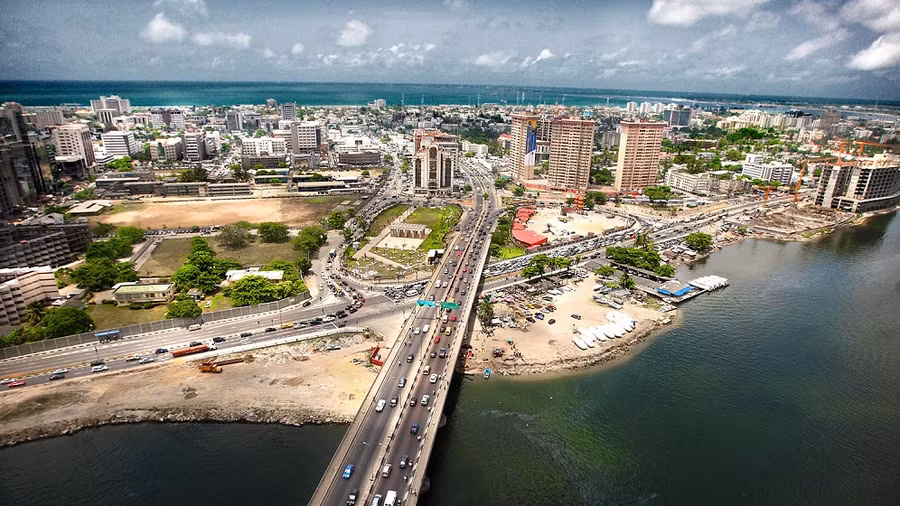 Lagos, Nigeria: Thành phố lớn nhất Nigeria trải rộng từ vịnh Guinea tới phá Lagos. Đảo Victoria, trung tâm kinh tế của thủ phủ này, nổi tiếng với các khu nghỉ dưỡng, cửa hàng và cuộc sống sôi động về đêm. Tuy nhiên, các khu vực khác thiếu đèn đường khi trời tối, cùng những tên móc túi hoạt động theo từng địa bàn khiến du khách cần thận trọng khi tới Lagos. Bạn nên để máy ảnh ở nhà và không đem nhiều tiền trong người. Việc chụp ảnh ở đây cũng bị coi là bất lịch sự và có thể khiến bạn gặp rắc rối. Ảnh: Aktiptravel.