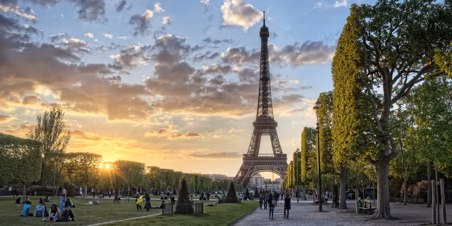 Paris, Pháp: Thành phố của tình yêu và sự lãng mạn cũng có mặt tối. Những kẻ móc túi ở Paris thường có bề ngoài lịch sự, tạo cảm giác thoải mái cho du khách với vẻ thân thiện trước khi biến mất với tài sản trộm được. Bạn nên chú ý tới điện thoại, ví và hộ chiếu của mình, đặc biệt là khi tới các quán bar. Ảnh: Hathawaysofhaworth/Wordpress.