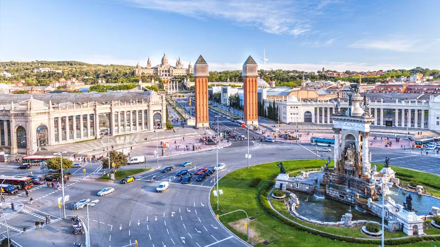 Barcelona, Tây Ban Nha: Thành phố xinh đẹp với kiến trúc ấn tượng này còn được biết tới với cái tên “thủ đô móc túi” của thế giới. Barcelona có nhiều nhóm ăn trộm chuyên nghiệp. Họ còn dạy những đứa trẻ cách đánh cắp điện thoại và hộ chiếu của du khách. Cướp giật cũng không phải chuyện hiếm, đặc biệt là ở tuyến phố Las Ramblas. Ảnh: Mcgill.