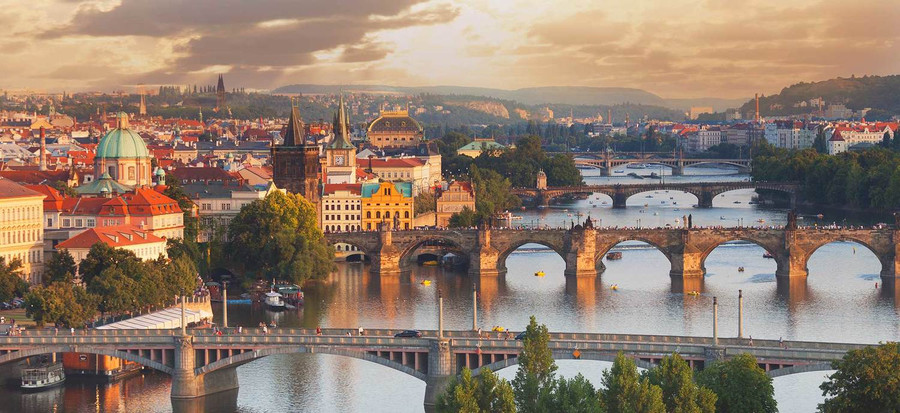 Prague, Cộng hòa Czech: Đây là một trong những thành phố đông khách du lịch nhất châu Âu, với vẻ đẹp cổ kính và lãng mạn. Tuy nhiên, Prague có nhiều băng nhóm nhập cư hành nghề lừa đảo. Du khách nên thận trọng ở các nhà ga, quảng trường Old Town và lâu đài Prague, do nạn móc túi và cướp giật khá phổ biến. Ảnh: Playtheglobe. Prague, Cộng hòa Czech: Đây là một trong những thành phố đông khách du lịch nhất châu Âu, với vẻ đẹp cổ kính và lãng mạn. Tuy nhiên, Prague có nhiều băng nhóm nhập cư hành nghề lừa đảo. Du khách nên thận trọng ở các nhà ga, quảng trường Old Town và lâu đài Prague, do nạn móc túi và cướp giật khá phổ biến. Ảnh: Playtheglobe.