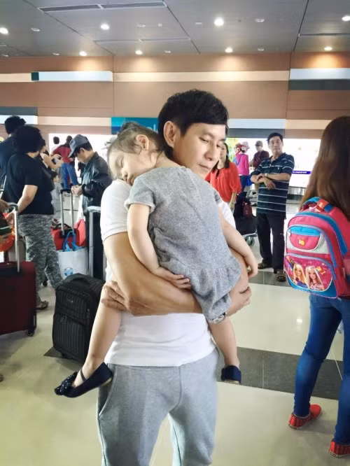 Top 5 ‘ông bố bỉm sữa’ của showbiz khiến fan mê mẩn - Ảnh 8