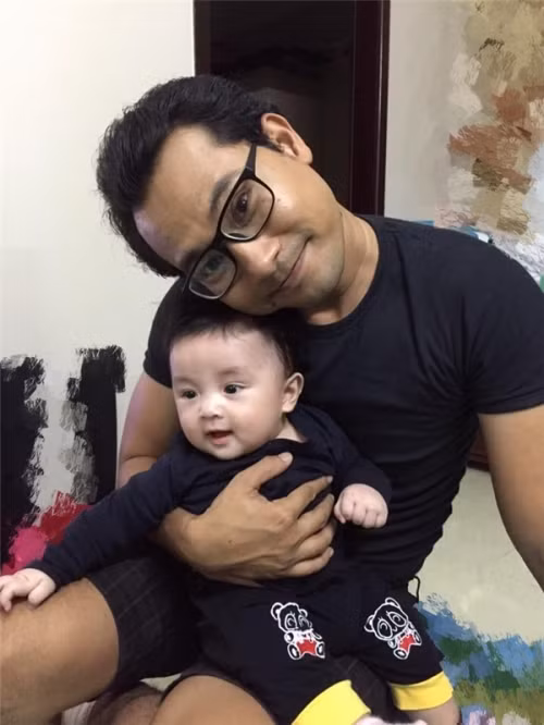 Top 5 ‘ông bố bỉm sữa’ của showbiz khiến fan mê mẩn - Ảnh 12